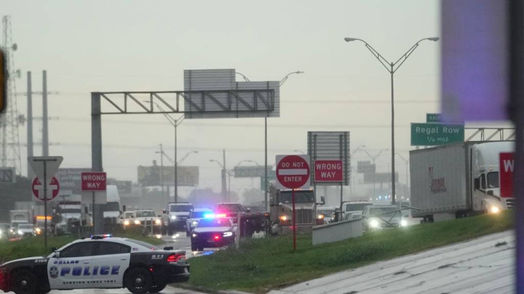 dpatopbilder - Die Polizei sperrt nach gemeldeten Schüssen in Dallas die Straße in der Nähe eines Büros der US-amerikanischen Einwanderungs- und Zollbehörde ICE ab. Foto: Julio Cortez/AP/dpa
