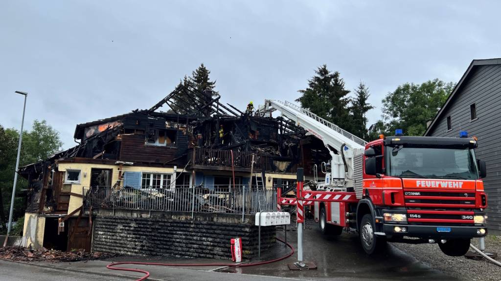 Im abgebrannten Haus fanden Feuerwehrleute am letzten Sonntag eine tote Person. Inzwischen wurde sie identifiziert.