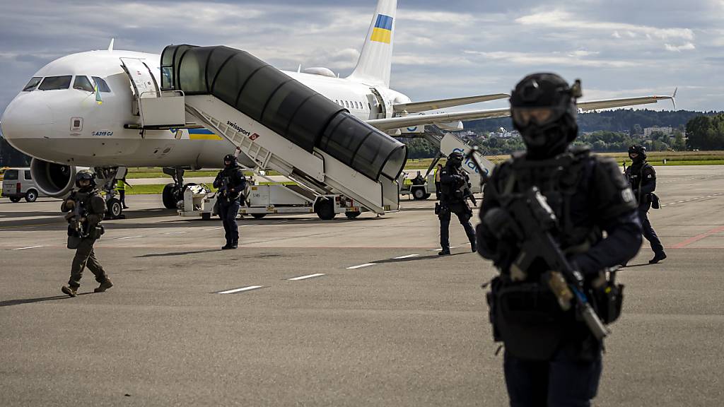 Sicherheitsaufgebot am Flughafen Zürich nach der Ankunft des ukrainischen Präsidenten Wolodymyr Selenskyj Mitte Juni. (Archivbild)