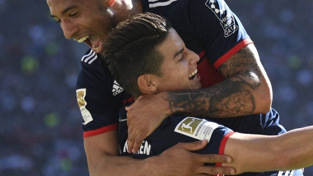 Die beiden Torschützen Corentin Tolisso und James Rodriguez feiern ihren ersten Meistertitel mit Bayern München