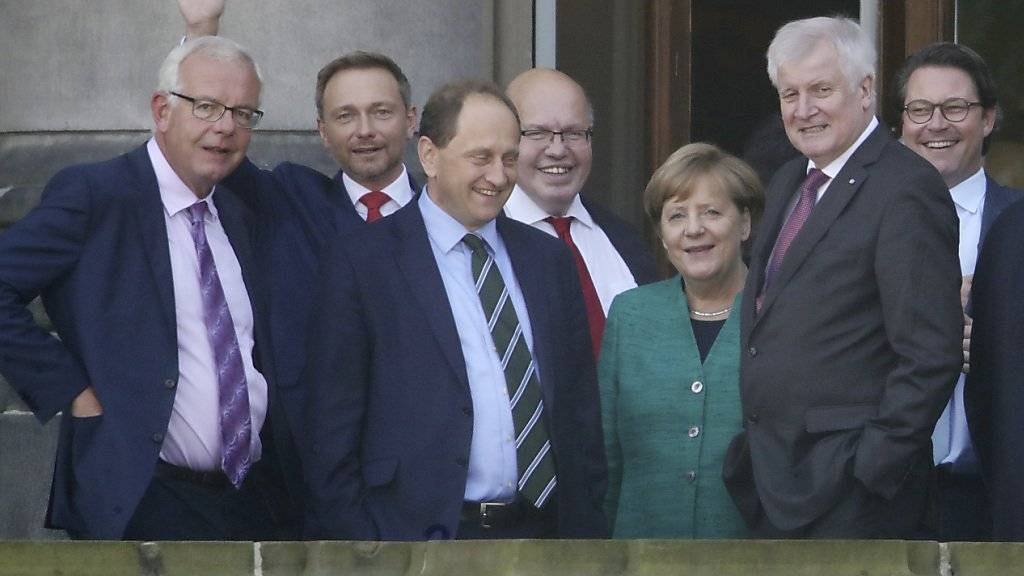 Jetzt geht's los: Wochenlang wurde übereinander, nun wird miteinander geredet. Die Parteispitze von CDU, CSU und FDP führen heute ihr erstes Sondierungsgespräch; weitere - auch mit den Grünen - sollen folgen.