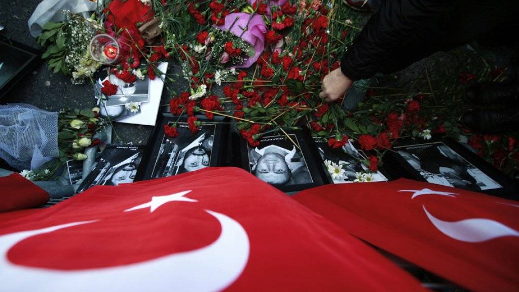 Blumen werden in Gedenken an die Opfer des Nachtclub-Attentats von Istanbul niedergelegt. Der Attentäter hatte in der Silvesternacht im Nachtclub «Reina» 39 Menschen getötet. (Archiv)