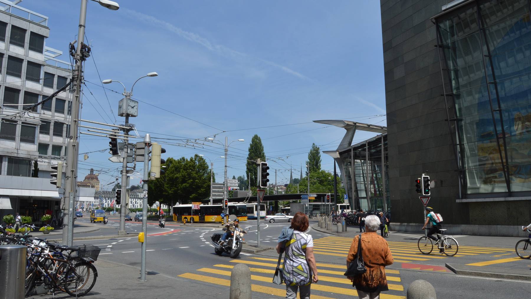 Busse fahren in der Stadt Luzern schneller