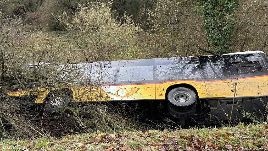 Nach der Frontalkollision mit einem entgegenkommenden Auto kam das Postauto in Koblenz AG von der Strasse ab, kippte und rutschte das Aarebord hinunter.