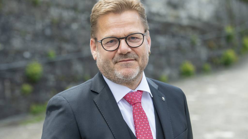 Der zuständige Regierungsrat Peter Truttmann (GLP) will offene Stellen im Nidwaldner Sozialdienst bis im Sommer besetzen. (Archivbild)