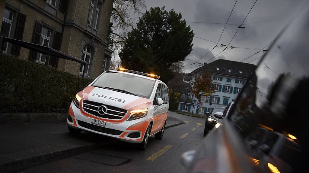 Die Winterthurer Polizei musste zu einem handfesten Streit in einem Lokal ausrücken. Zwei Frauen bewarfen sich mit Gläsern. (Symbolbild)