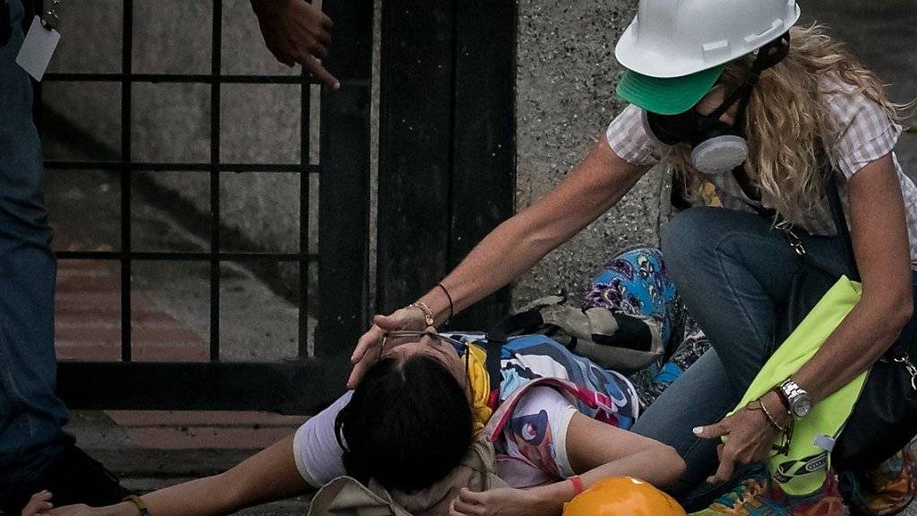 Mit dem Tod eines 17-jährigen Demonstranten in Caracas steigt die Zahl der Todesopfer in Venezuela auf 74. (Symbolbild)