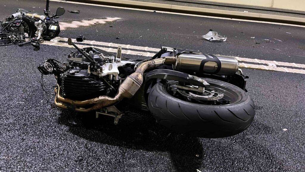 Das Motorrad wurde beim Unfall ihn zwei Stücke gerissen.