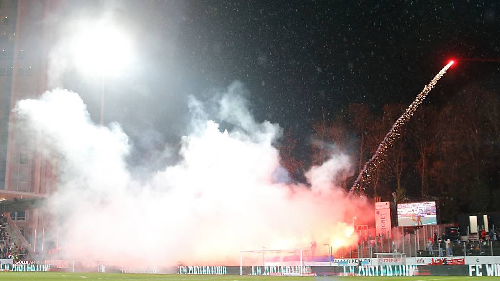 Ein mutmasslicher Fackelwerfer bei einem Spiel auf der Winterthurer Schützenwiese wird von der Zürcher Staatsanwaltschaft angeklagt. (Archivbild)