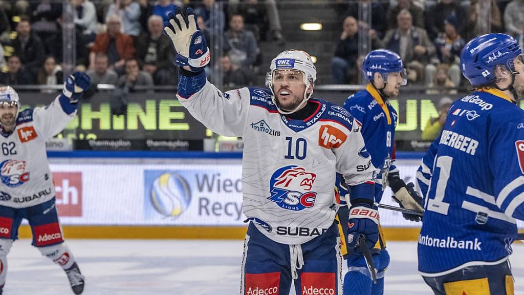 Sven Andrighetto (Nummer 10) jubelt - soeben gelang ihm das 1:0 für die ZSC Lions in Zug