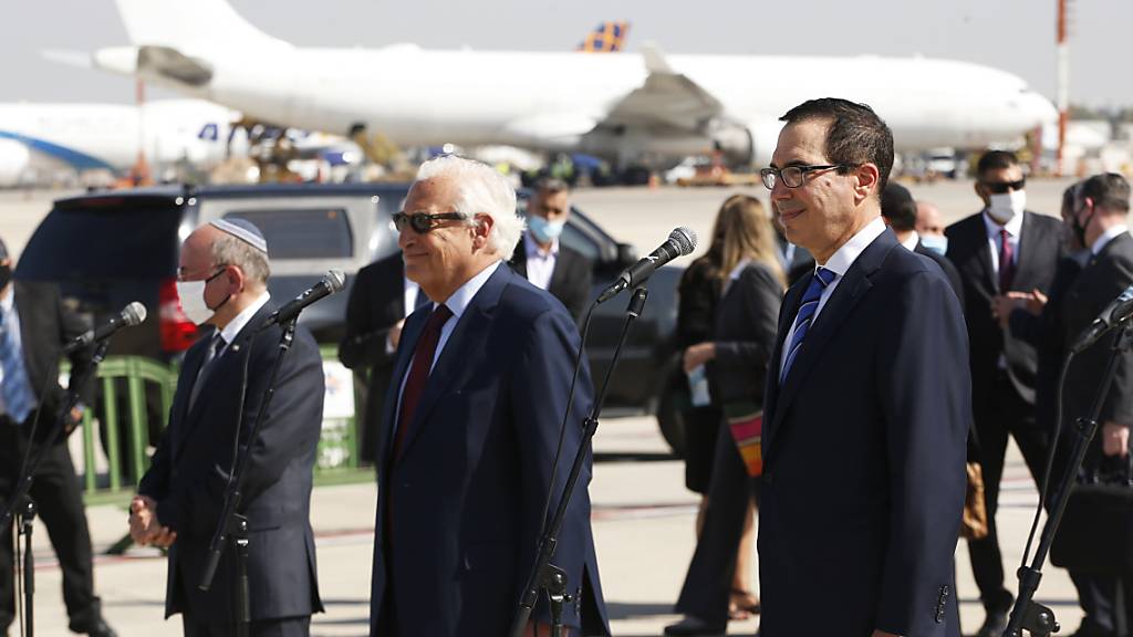 Die Delegation um US-Finanzminister Steve Mnuchin (r) am Flughafen Ben Gurion. Foto: Ronen Zvulun/Pool Reuters/AP/dpa