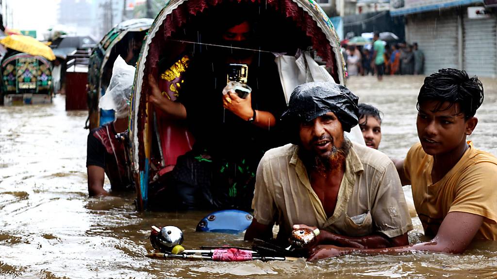 Eine überschwemmte Straße in der Millionenstadt Chittagong. Foto: Mohammed Shajahan/ZUMA Press Wire/dpa