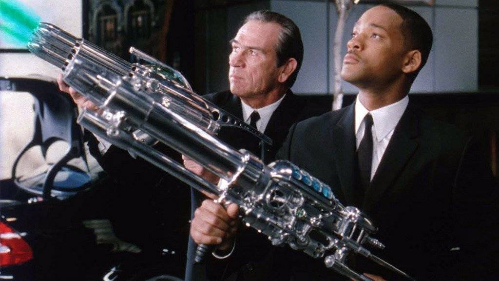Tommy Lee Jones (l) und Will Smith waren in der «Men In Black»-Trilogie alleine für die Alien-Vernichtung zuständig. In einer neuen, daran angelehnten Verfilmung stösst eine «Woman in Black» zum Team (Archiv).