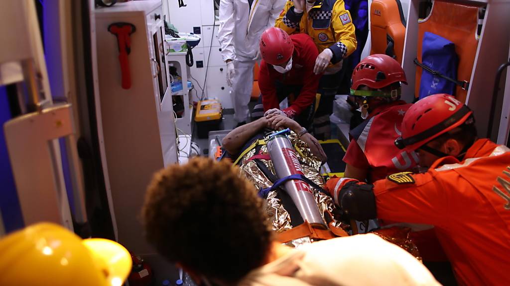 Nach dem Erdbeben in der Ägäis werden verletzte Personen medizinisch betreut.