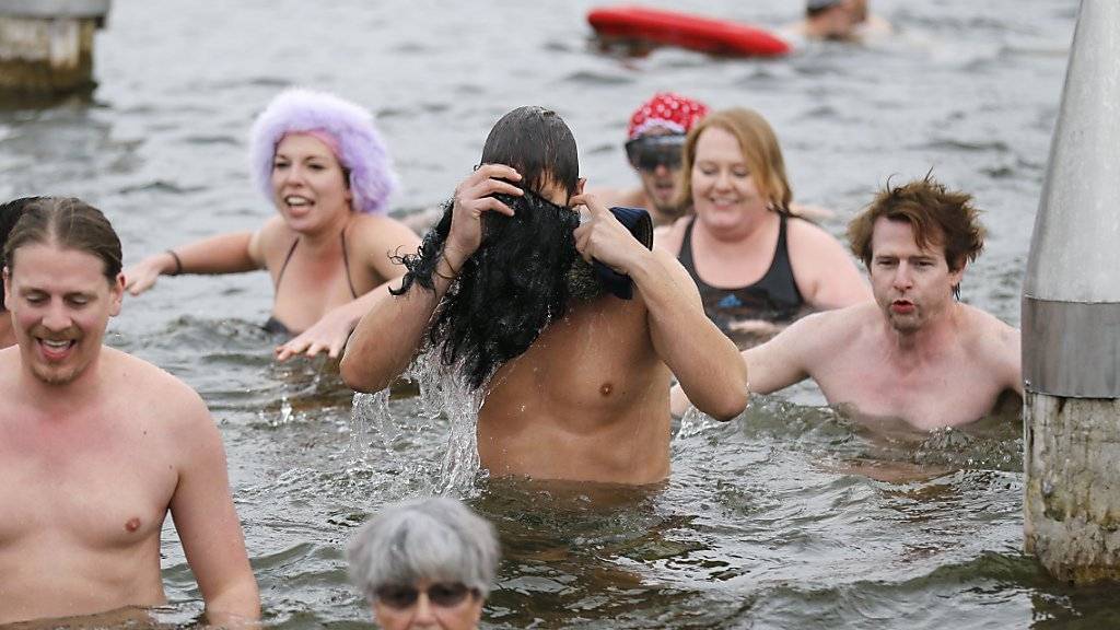 Silvesterschwimmen im Moossee als Ritual: Das alte Jahr soll abgewaschen und das neue willkommen geheissen werden.