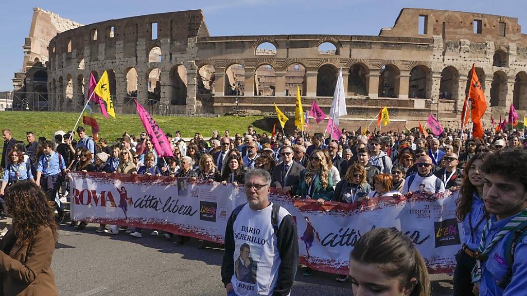 Demonstranten halten ein Transparent mit der Aufschrift: «Rom ist eine freie Stadt», während sie am Kolosseum vorbei gehen.Die Demonstration ist dem Gedenken an die über 1.000 Menschen, die in Italien seit 1900 von der Mafia getötet wurden, gewidmet. Foto: Gregorio Borgia/AP/dpa