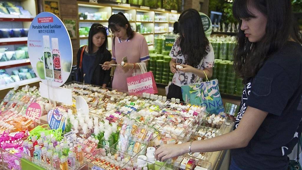 Chinas Regierung will die Chinesinnen dazu bringen, Schminke und Pflegeprodukte im In- statt im Ausland einzukaufen. Deshalb senkt sie die Konsumsteuer auf Kosmetikprodukte. (Symbolbild)