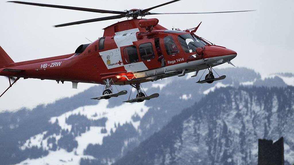 Der tote Snowboarder wurde bei einem Suchflug von einem Helikopter aus im Gelände entdeckt. (Symbolbild)