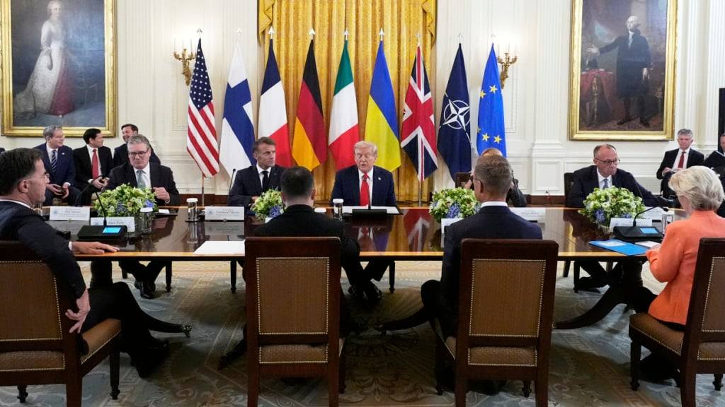 US-Präsident Donald Trump (M) spricht mit Keir Starmer (l-r), Premierminister von Großbritannien, Emmanuel Macron, Präsident von Frankreich, und Bundeskanzler Friedrich Merz (CDU) während eines Treffens im Weißen Haus. Foto: Alex Brandon/AP/dpa