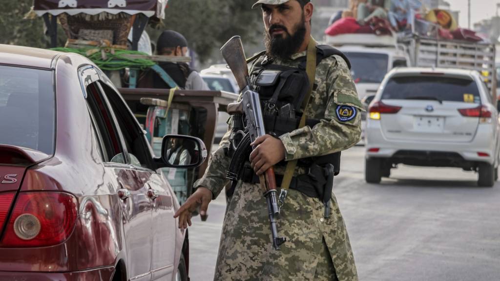 ARCHIV - Ein Polizist der Taliban leitet den Verkehr im Vorfeld der Feierlichkeiten zum vierten Jahrestag des US-Abzugs aus Afghanistan und des Beginns der Taliban-Herrschaft im August 2025. Foto: Siddiqullah Alizai/AP/dpa