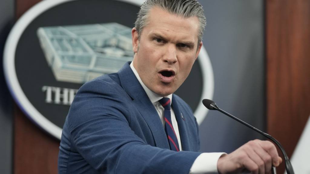 ARCHIV - US-Verteidigungsminister Pete Hegseth spricht während einer Pressekonferenz im Pentagon. Foto: Mark Schiefelbein/AP/dpa/Archivbild