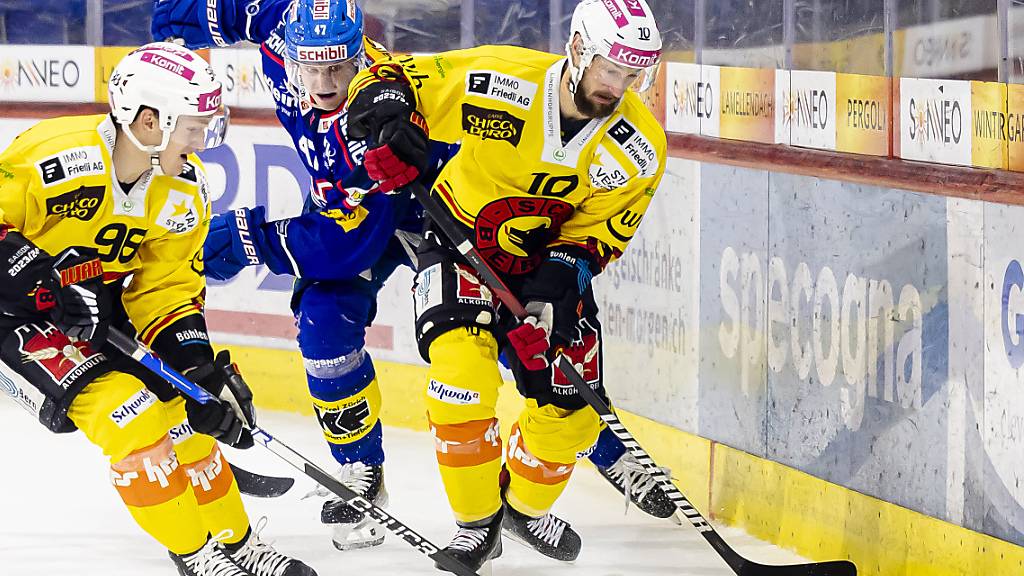Der Klotener Simon Kindschi (in Blau) wird bis 15. Januar Teamkollege der Berner Tristan Scherwey (rechts) und Benjamin Baumgartner