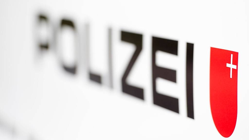 Ein Autolenker hat in Ingenbohl SZ einen Fussgänger angefahren und erheblich verletzt. (Symbolbild)