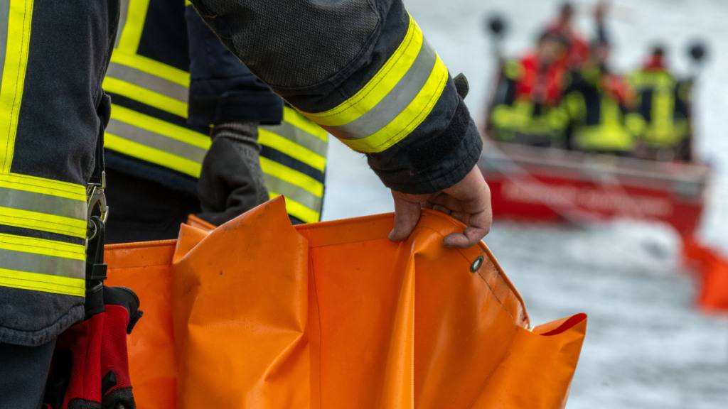 Die Einsatzkräfte errichteten auf dem Urnersee in Flüelen eine 440 Meter lange Ölsperre. (Symbolbild)