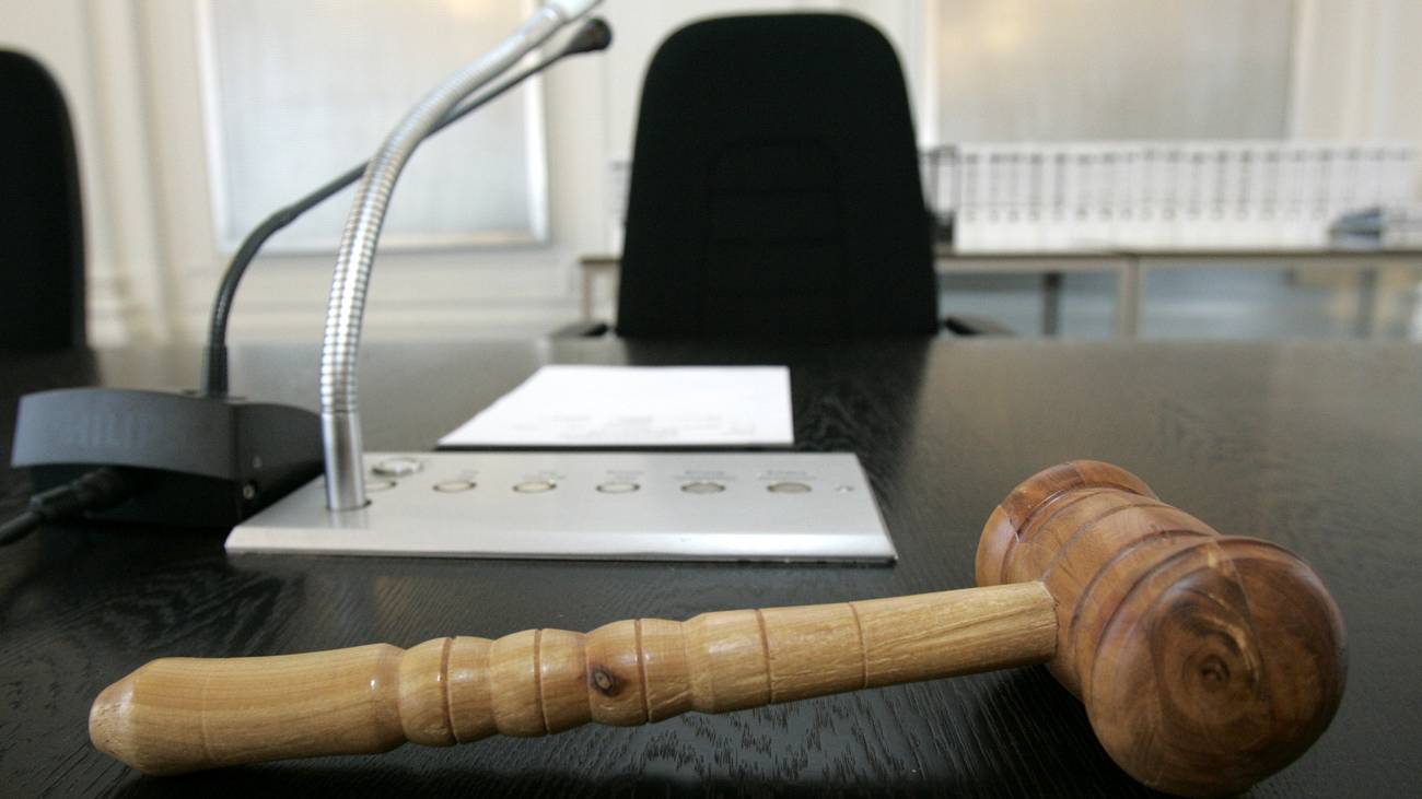 Gericht Hammer Prozess Symbolbild