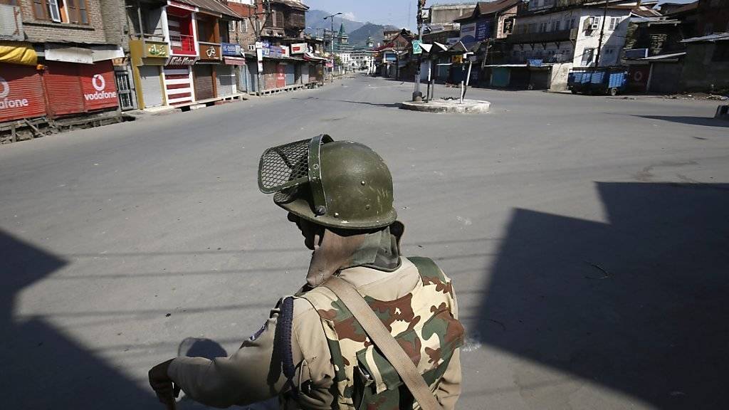 Ein indischer paramilitärischer Soldat steht während der Ausgangssperre in Srinagar Wache. (Archivbild)
