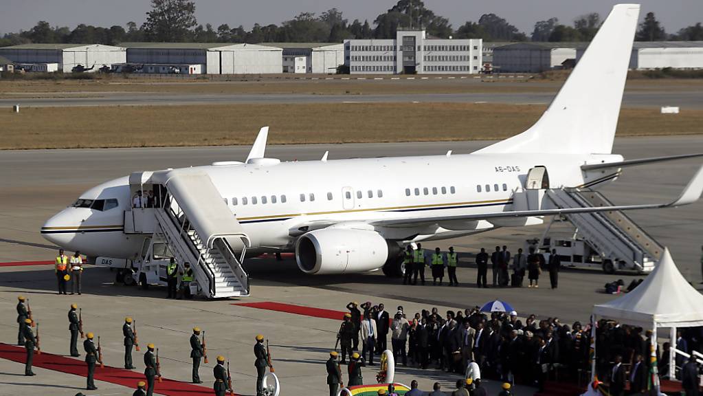 Der Leichnam des langjährigen simbabwischen Präsidenten Robert Mugabe nach Simbabwe überführt worden. Eine Maschine mit dem Sarg landete auf dem Flughafen der Hauptstadt Harare.