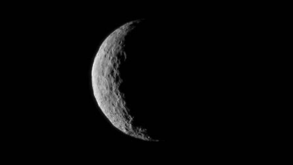 Dieses Foto knipste «Dawn» bei ihrem Anflug zu Ceres. Die Sonde soll künftig noch näher an den Zwergplaneten heranfliegen, wie die NASA mitteilte. (Archiv)