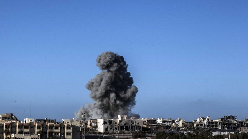 Rauch über Sirte nach einem Angriff auf IS-Stellungen. Die Terrormiliz hat nun die Kontrolle über die Küstenstadt verloren.