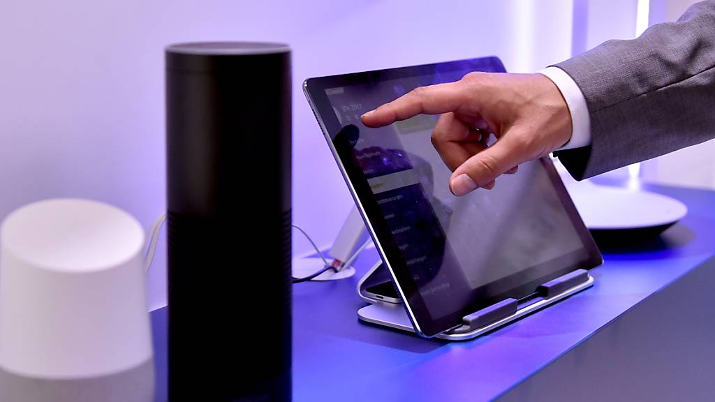 Die Sprachassistenten Alexa von Amazon und Assistant von Google sind nun gleichzeitig auf einem Gerät nutzbar. Neu kann beispielsweise Musik auf dem einen Assistenten gestartet und dann später auf dem anderen gestoppt werden.(Symbolbild)