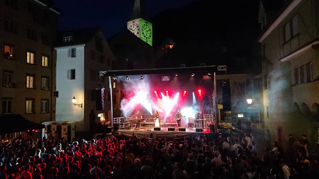 Inmitten der Churer Altstadt findet das Arcas Rock statt. (Bild: Arcas Rock)