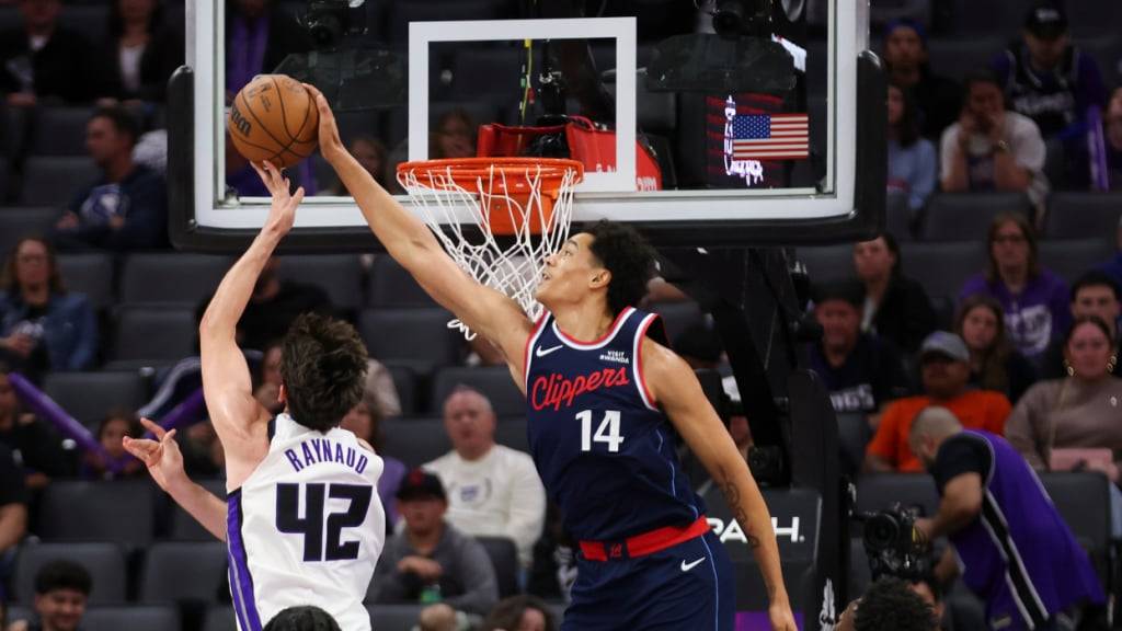 Yanic Niederhäuser (rechts) kommt gegen die Phoenix Suns zu einem Kurzeinsatz
