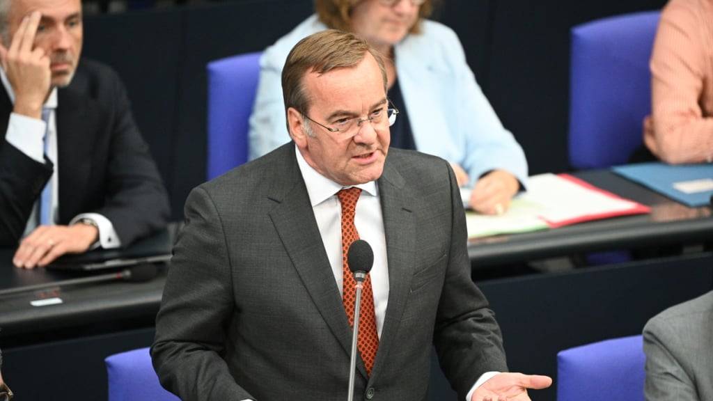 Boris Pistorius (SPD), Bundesminister der Verteidigung, spricht bei der Regierungsbefragung im Deutschen Bundestag. Foto: Helena Dolderer/dpa