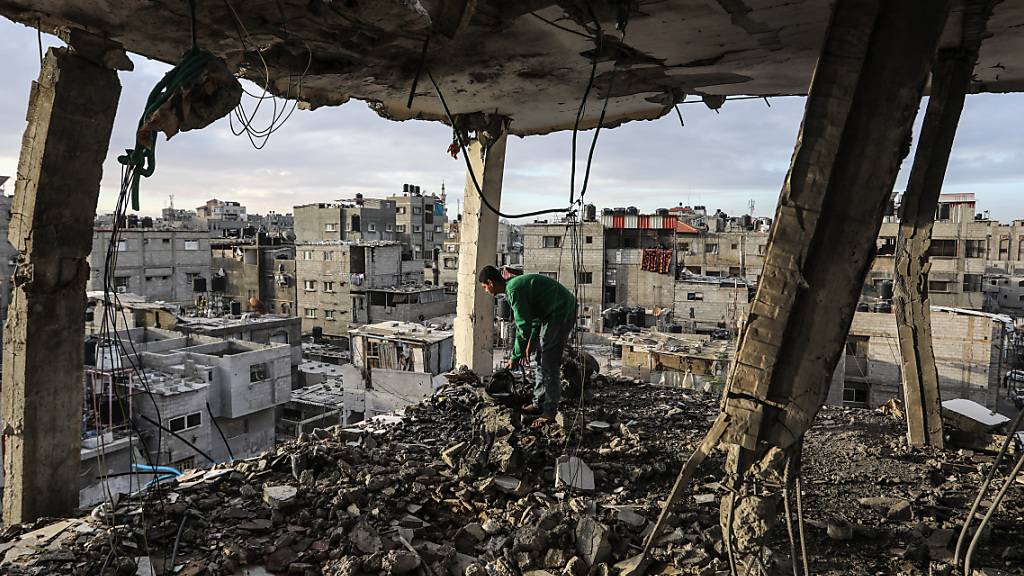 ARCHIV - Ein Palästinenser inspiziert sein Haus, das bei einem israelischen Luftangriff auf Rafah zerstört wurde. Foto: Abed Rahim Khatib/dpa