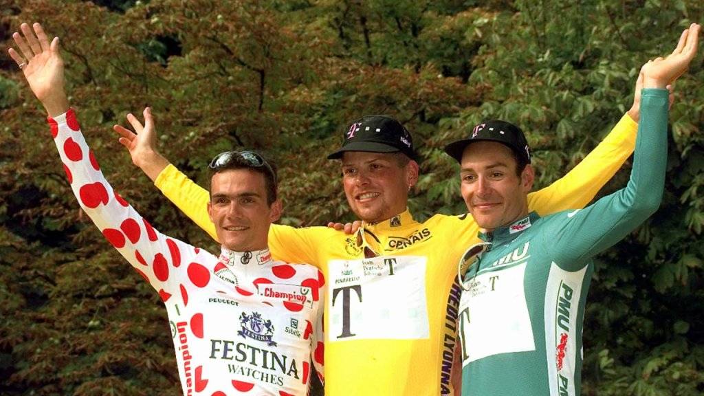 Jan Ullrich lässt sich am Ende der Tour de France 1997 in Paris im Gelben Trikot feiern