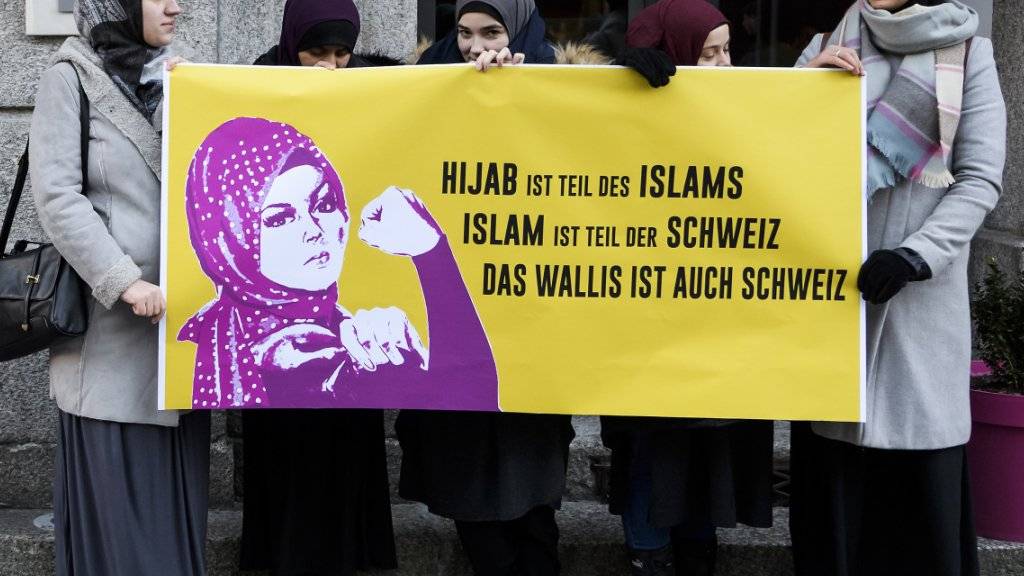 Vor dem Eingang zum Walliser Parlamentsgebäude protestierten am Mittwoch Frauen des Islamischen Zentralrat Schweiz gegen das Kopftuch-Verbot.