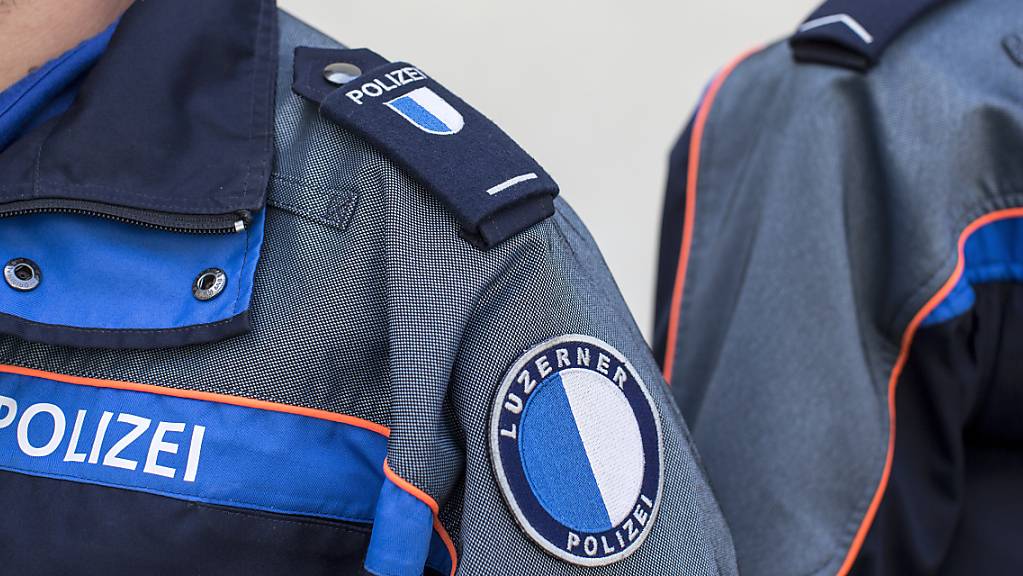Auch Ausländer mit C-Bewilligung sollen beim Luzerner Polizeikorps aufgenommen werden. Dies fordern Grüne und SP. (Archivbild)