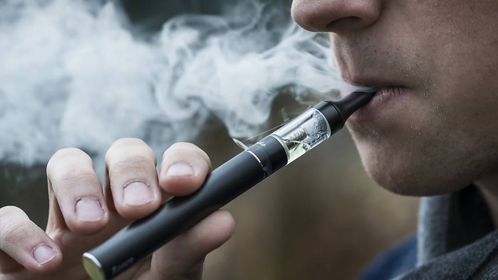 Rauchen wird in Deutschland teurer. Die grössten Steuererhöhungen gibt es bei den E-Zigaretten. Dagegen wehrt sich die Branche. (Archivbild)