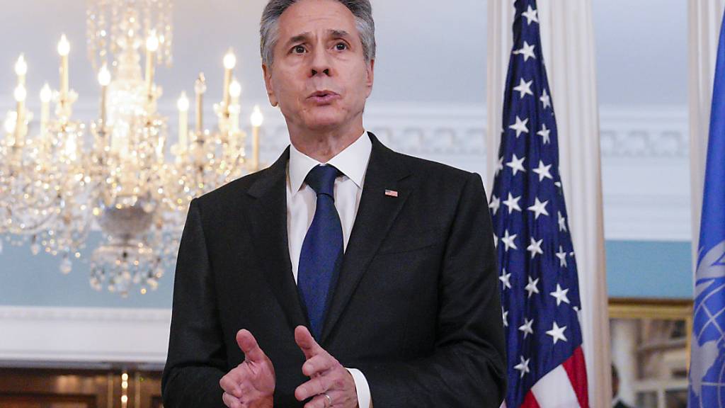 Antony Blinken, Außenminister der USA, spricht während eines Treffens mit Kaag, UN-Koordinatorin für humanitäre Hilfe und Wiederaufbau im Gazastreifen, im Außenministerium. Foto: Jess Rapfogel/FR171914 AP/AP