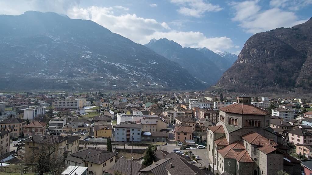 Blick auf Biasca: Der Tessiner Ort ist einer der Gastgeber für die Festivitäten für den Gotthard-Basistunnel. Wegen Felssturzgefahr muss der ursprünglich geplante Ort des Festplatzes verschoben werden.