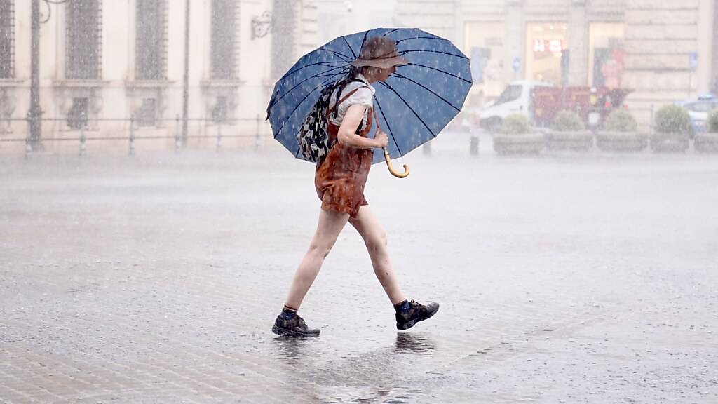 dpatopbilder - Eine Fußgängerin geht mit einem Schirm durch den Regen in Rom. Foto: Cecilia Fabiano/LaPresse via ZUMA Press/dpa