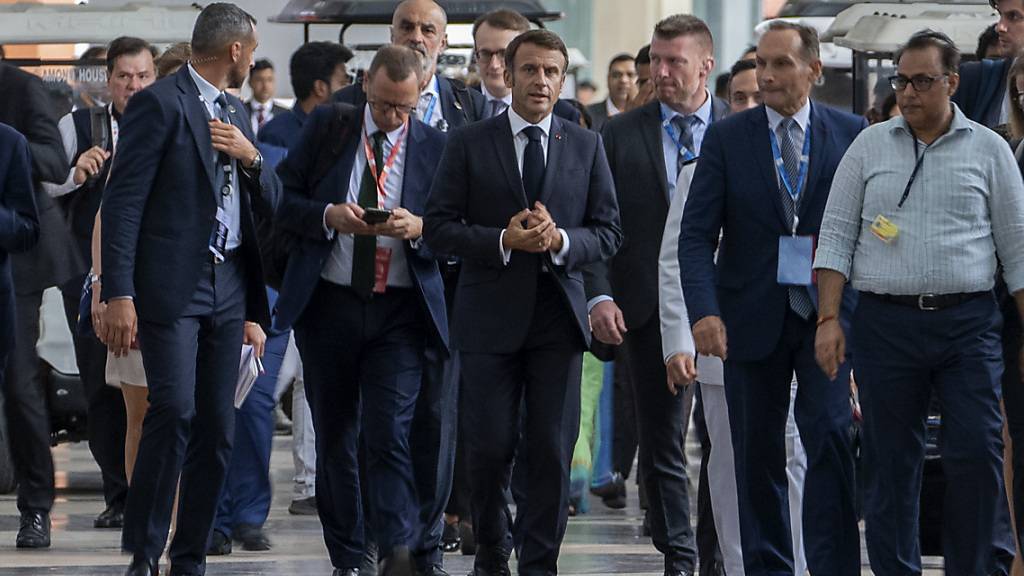 Emmanuel Macron (4. v.l), Präsident von Frankreich, erscheint zu einer Pressekonferenz während des G20-Gipfels. Klimaschützer beklagen eine «absurd große» Lücke zwischen den Versprechen der großen G20-Wirtschaftsnationen und ihrem tatsächlichen Engagement im Kampf gegen die Erderhitzung. Foto: Dar Yasin/AP/dpa