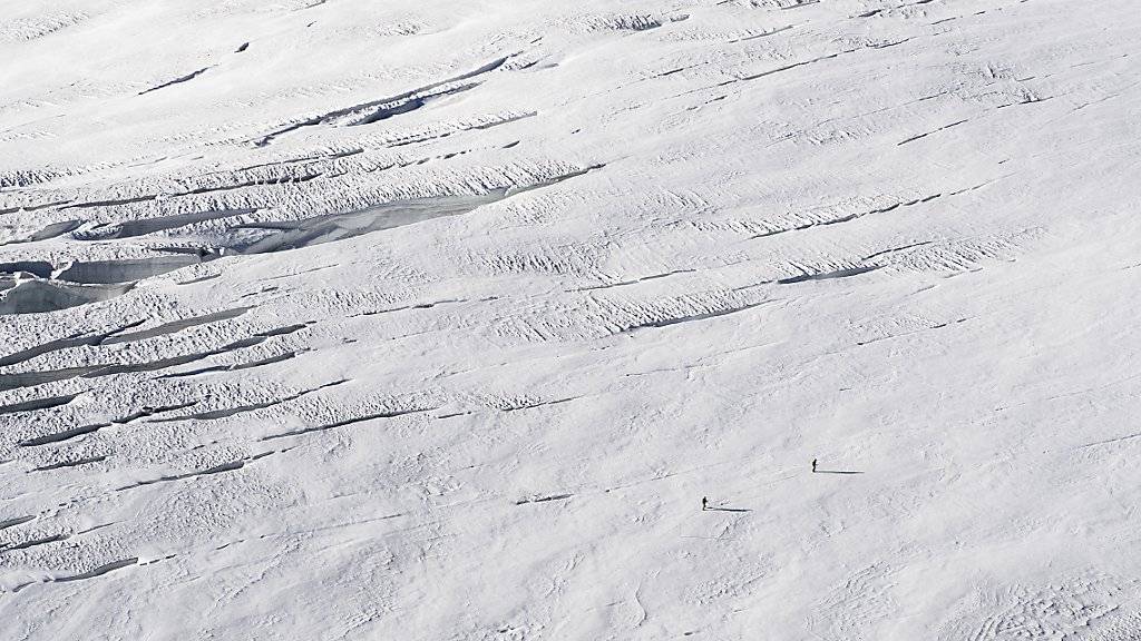 Zwei Wanderer auf dem Jungfraufirn in rund 3500 Meter Höhe: Trotz viel Neuschnee sind die Gletscher in der Schweiz unter der Sommersonne dahin geschmolzen.