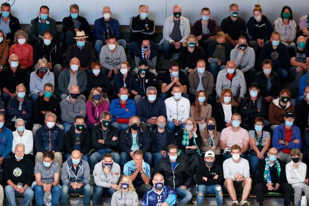 In the stadium, here in the test match between EHC Olten and Ambri-Piotta, you must wear a mask.