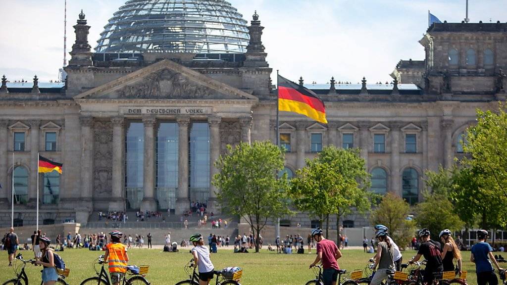 Die grosse Koalition in Deutschland käme nach einer aktuellen Umfrage nicht mehr auf eine absolute Mehrheit. (Archivbild Reichstag)