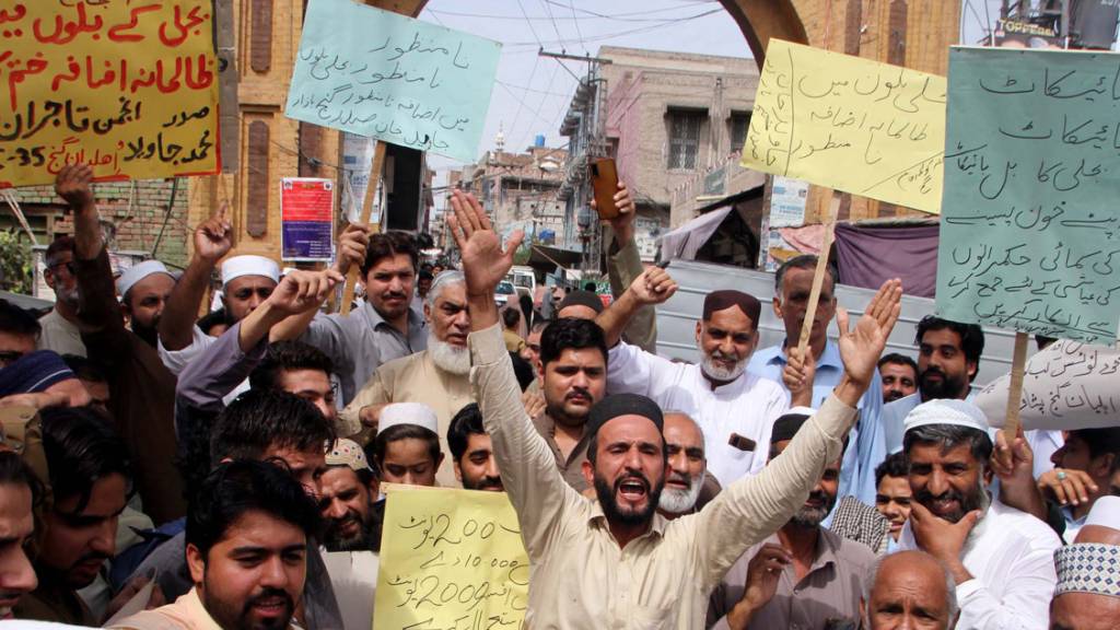 FILED - Protestierende nehmen in Peshawar an einer Demonstration gegen die hohen Strompreise in Pakistan statt. Photo: -/PPI via ZUMA Press Wire/dpa